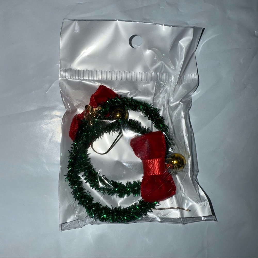 BRAND NEW -Festive Green and Red Wreath Earrings